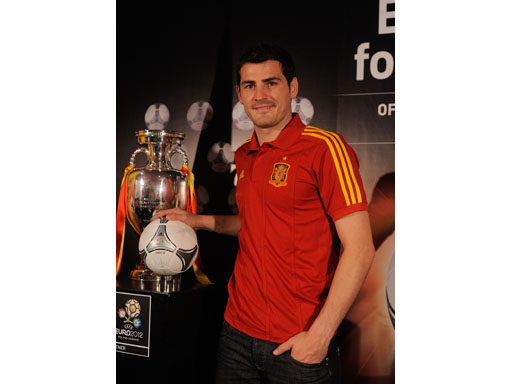 Image : Spanish captain Iker Casillas with the adidas Tango 12 Finale