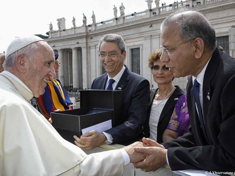 Pope Francis and President K.R. Ravindran Photo Pope Francis and President K.R. Ravindran Photo