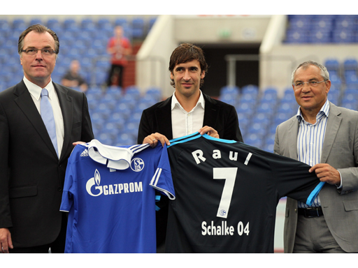 Raùl mit neuem FC Schalke 04 Away Jersey Raùl mit neuem FC Schalke 04 Away Jersey