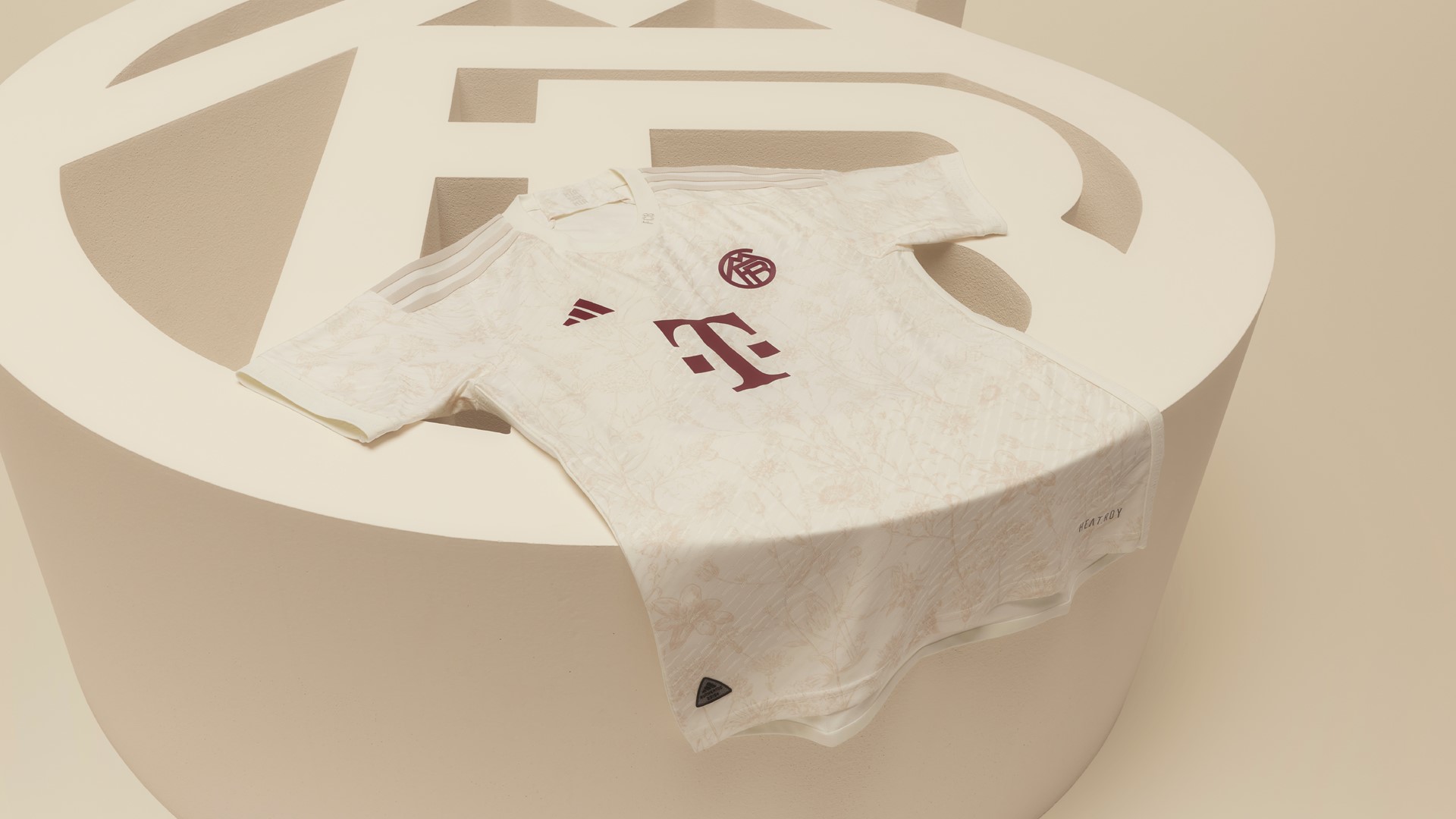 New FC Bayern away jersey for the 2023/24 season