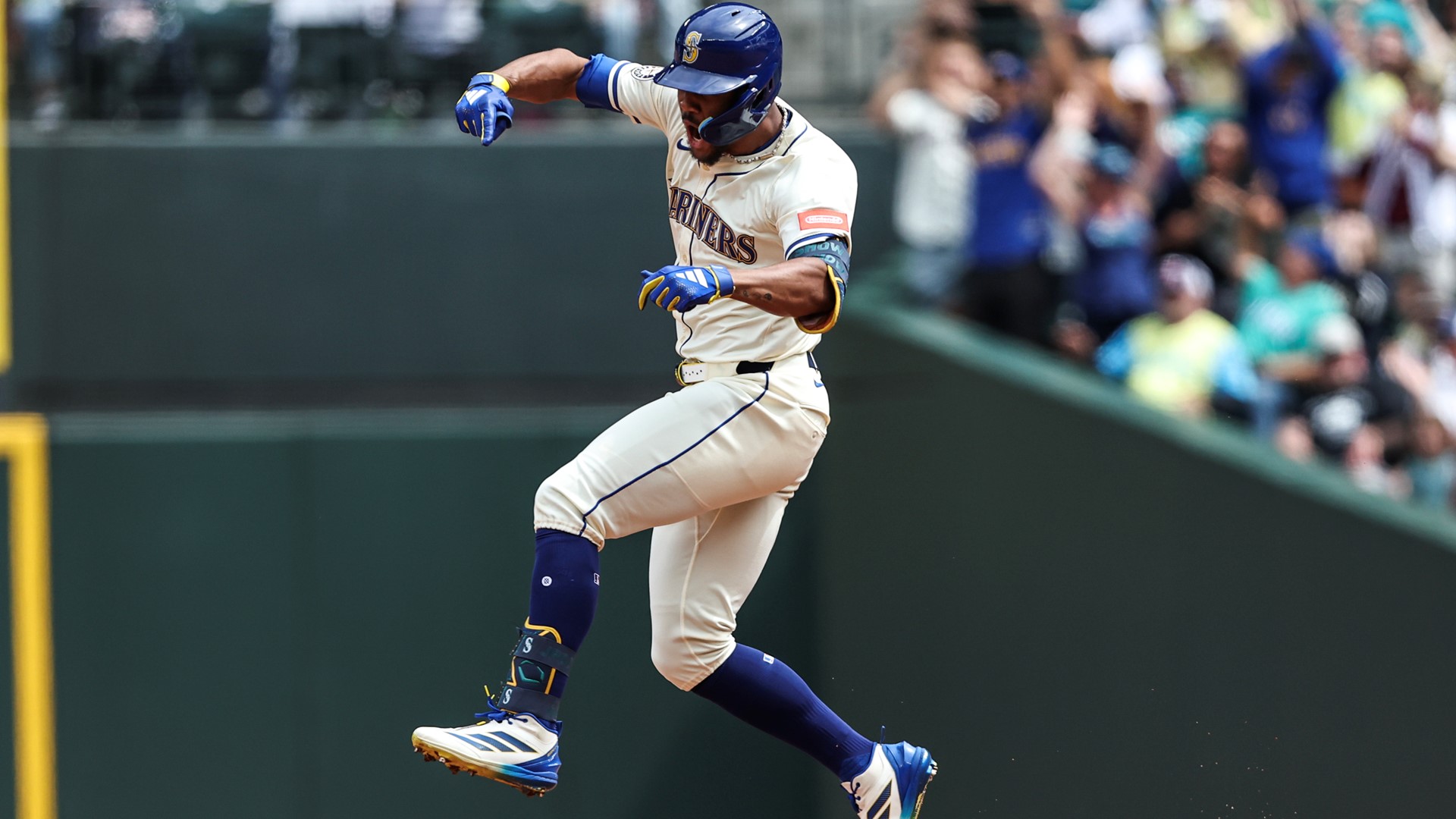 Julio Rodr guez celebrates 100th career home run in Mariners baseball win over Rangers
