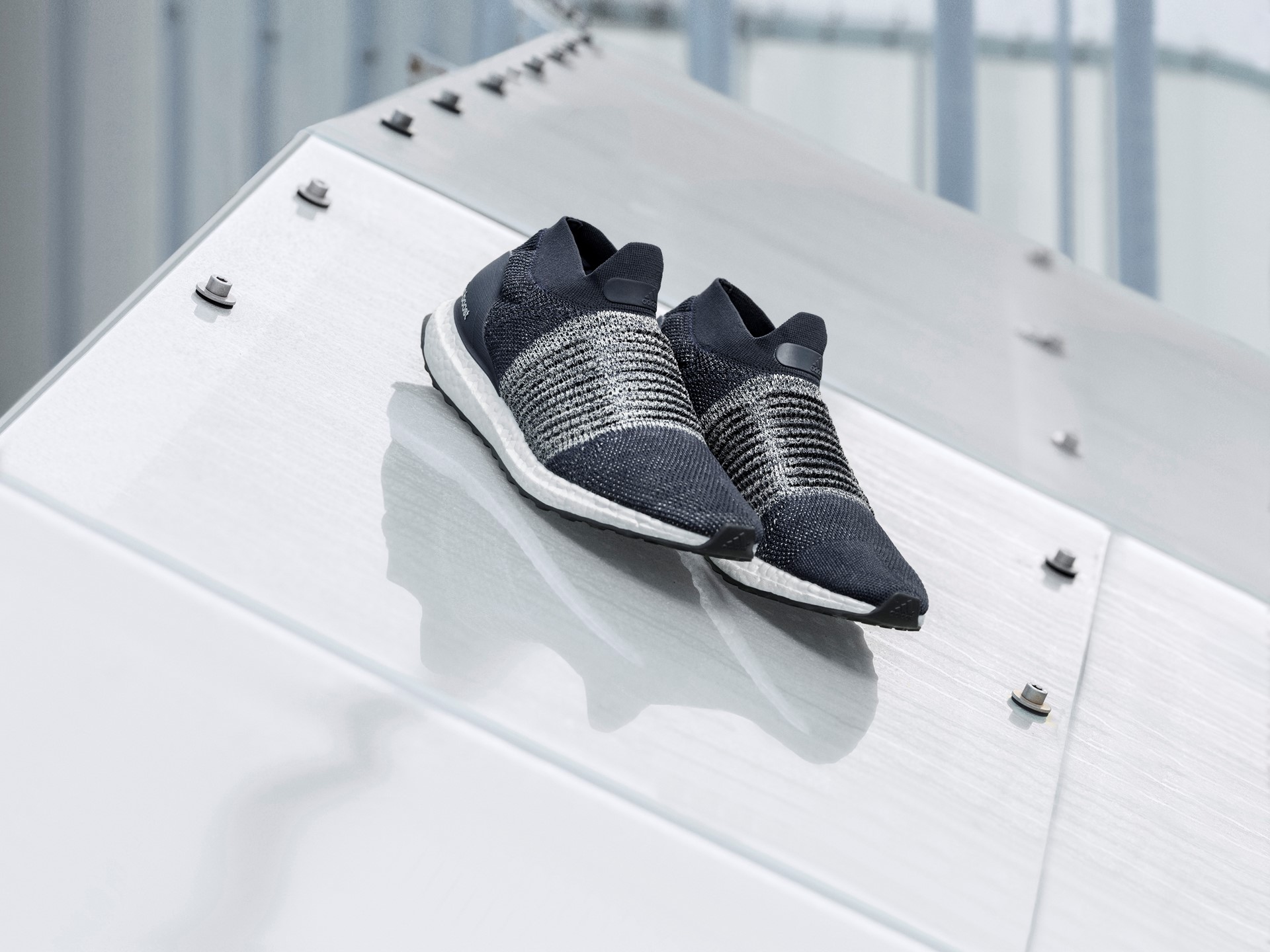 adidas Running UltraBOOST Laceless (2)
