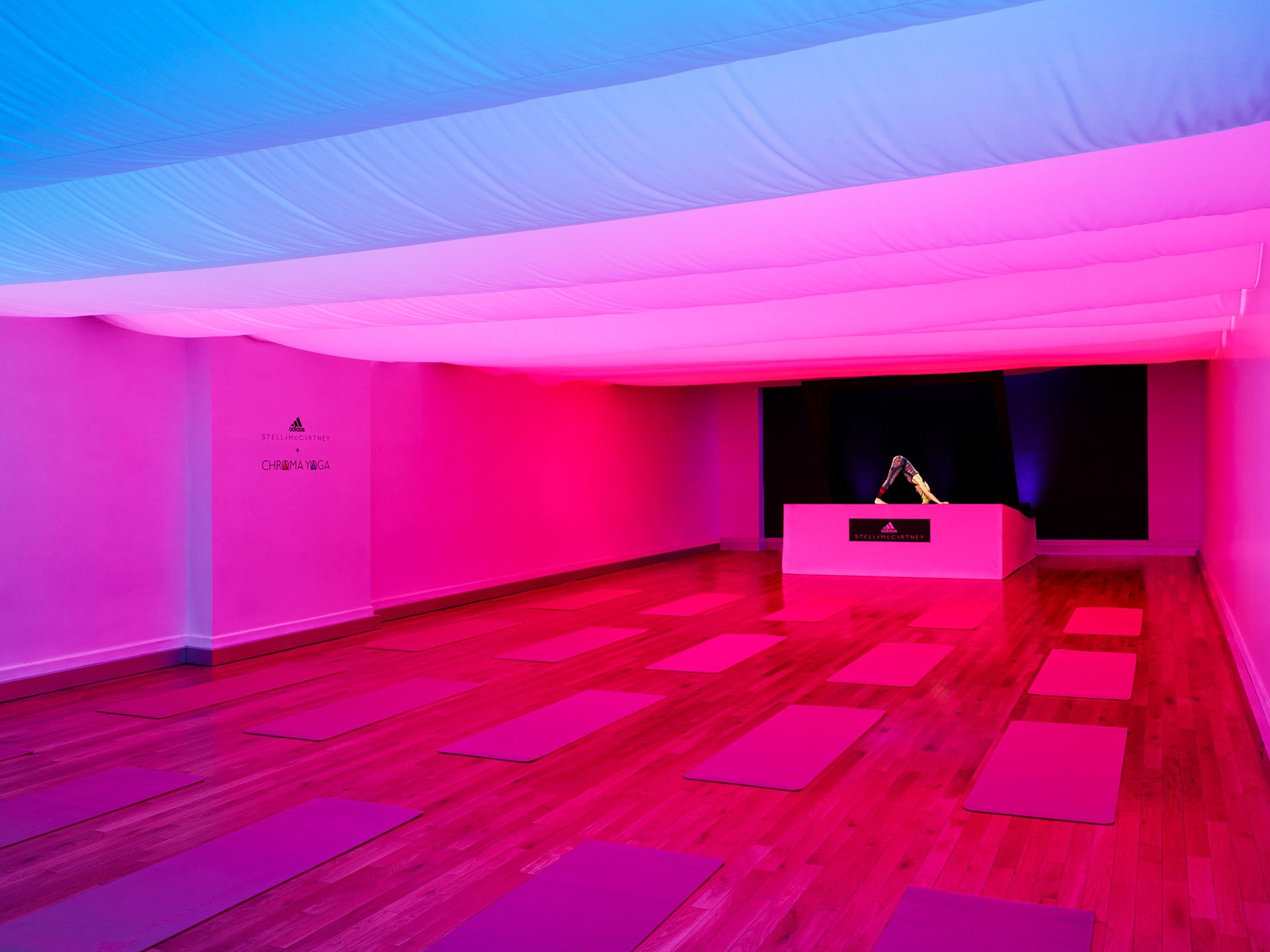 aSMC x Bandier_SS18_Hologram