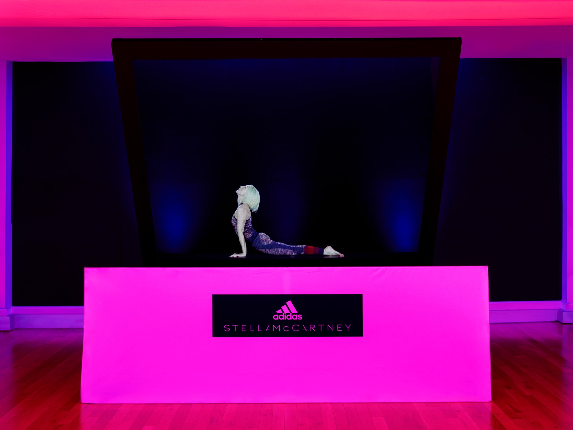 aSMC x Bandier_SS18_Hologram