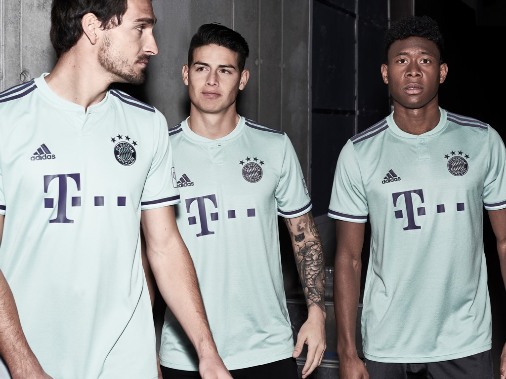 FCBFW18 AWAY SOCIAL 3PLAYER 01