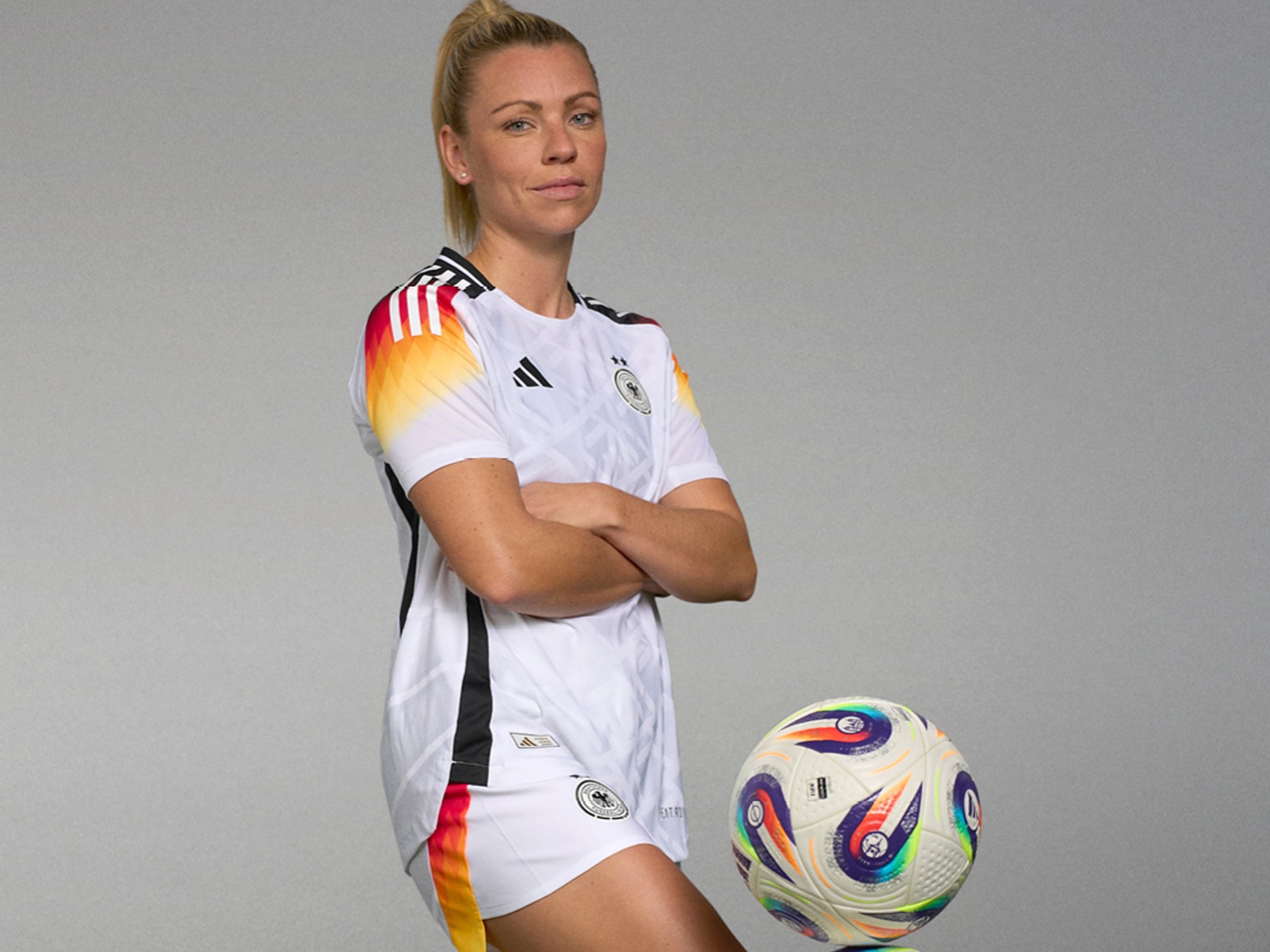 ss25 fb dfb omb linda 02 4 5