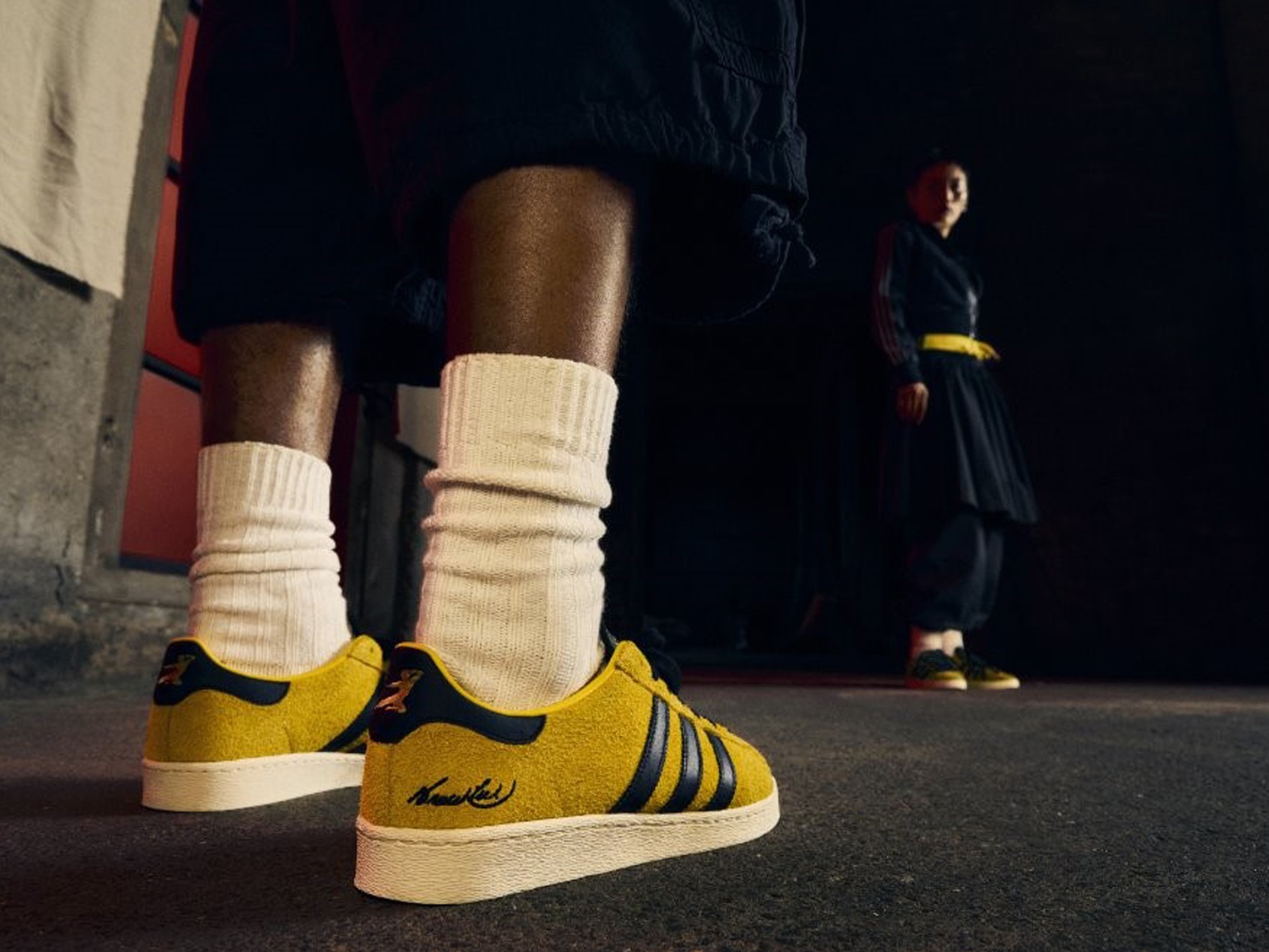  DECADE LOバスケシューズ スニーカー WH 国旗デザイン Game of Death meets sneaker culture: Bruce Lee x adidas Jabbar Lo