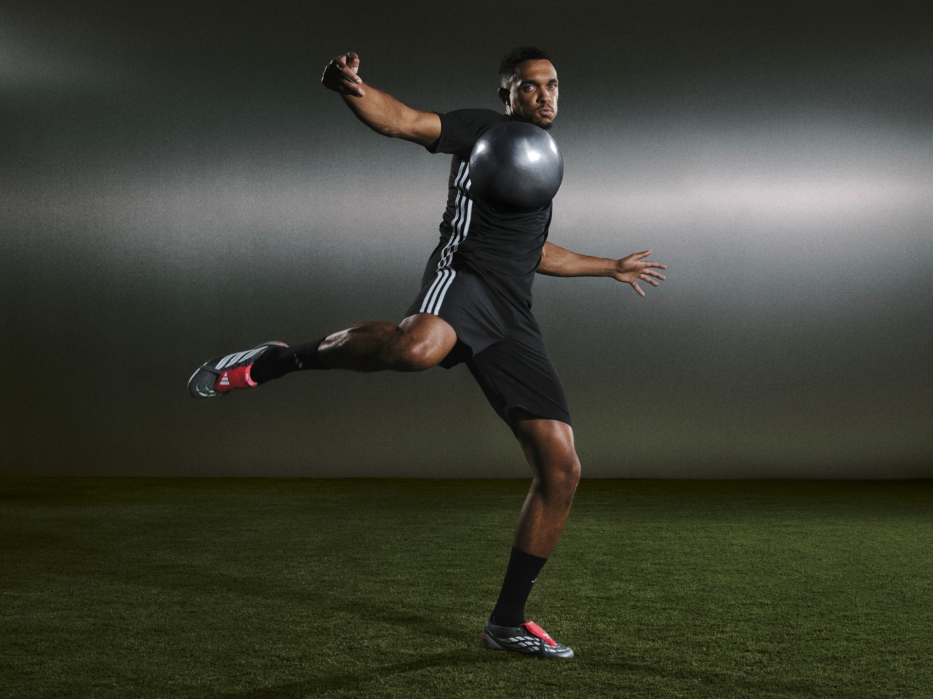 h24627 ss26 q0 player trent alexander arnold predator elite action shot02 16x9