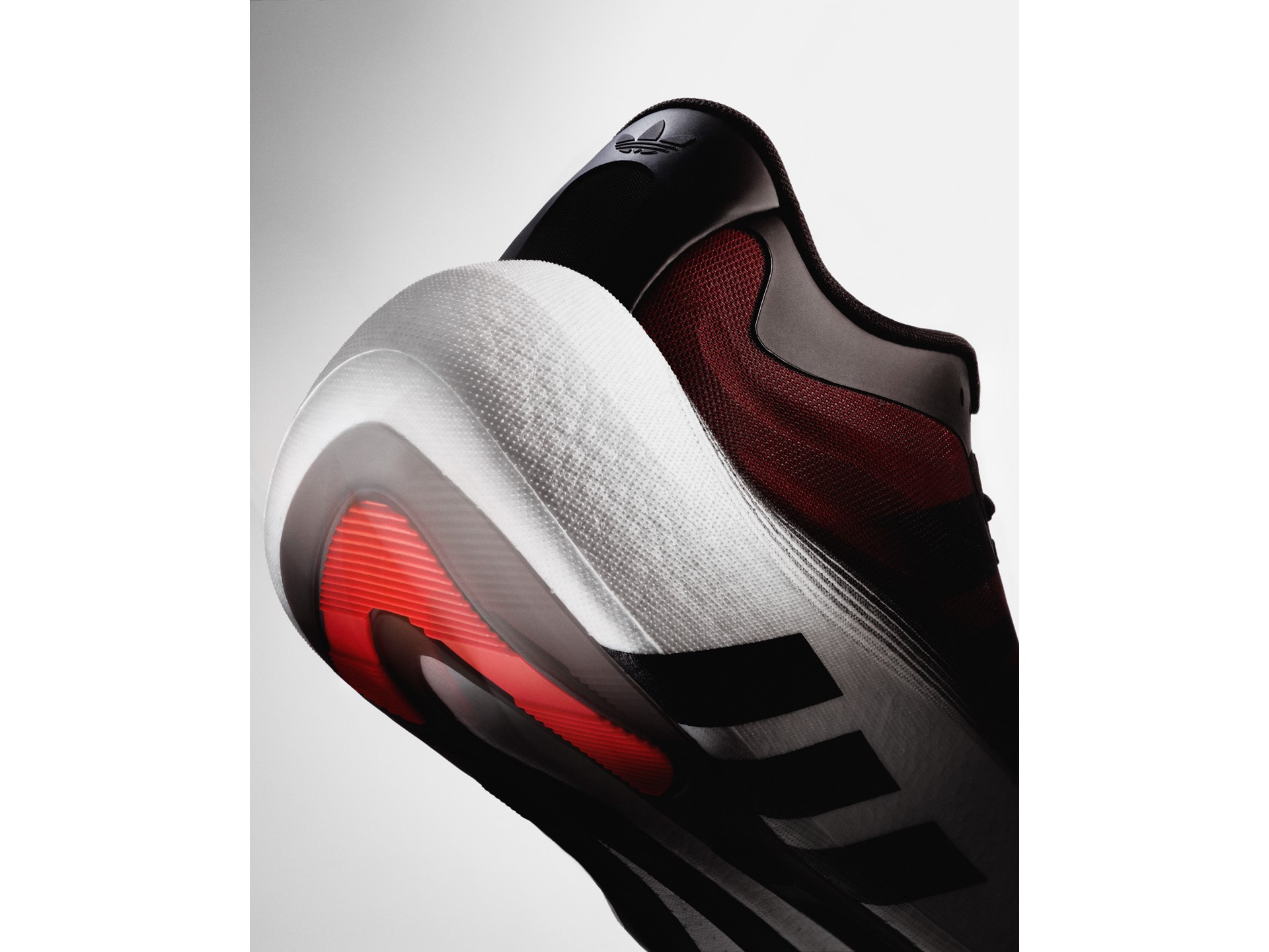 HYPERBOOST EPHR LT Right Heel Detail Shot Uncaged Black Red