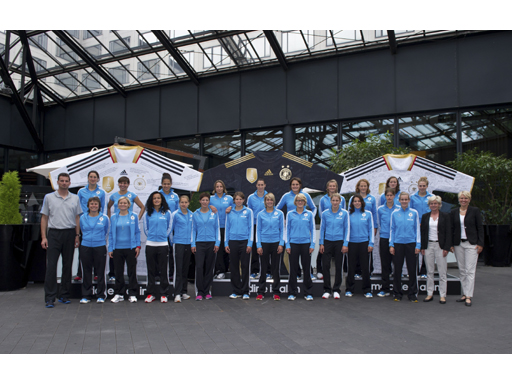 adidas empfängt DFB Frauen mit Glücksbringer-Trikots in Berlin adidas empfängt DFB Frauen mit Glücksbringer-Trikots in Berlin