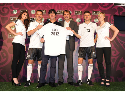 adidas Trikotpräsentation mit Lukas Podolski, Joachim Löw, Günter Weigl, Thomas Müller (v.l.) adidas Trikotpräsentation mit Lukas Podolski, Joachim Löw, Günter Weigl, Thomas Müller (v.l.)