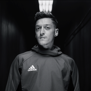 OZIL NEVERFOLLOW PR STILL 3