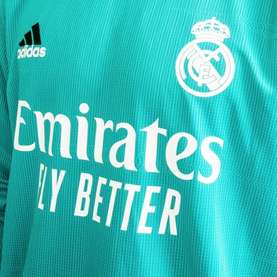 ADIDAS_REAL_MADRID__PR_THIRD_CloseUp_IMAGE_002_2x3 copy