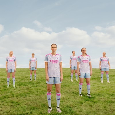 Stella McCartney desenha uniforme para a equipe feminina do Arsenal