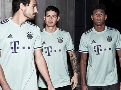 FCBFW18 AWAY SOCIAL 3PLAYER 01