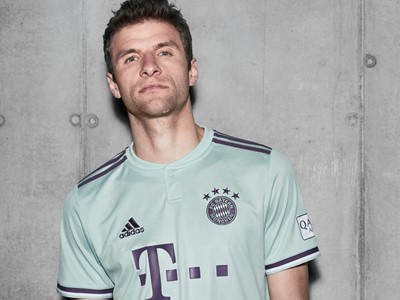 FCBFW18 AWAY SOCIAL MUELLER 03
