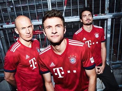 FCBFW18 HOME 5PLAYER 02