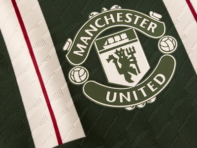 27365 mufc fw23 away product crest hr s1