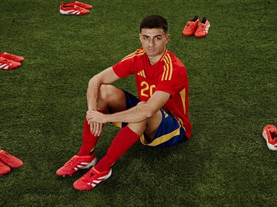 h24294 ss25 player pedri predator mp1 player product multiplicity social crops 16 9