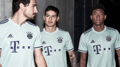 FCBFW18 AWAY SOCIAL 3PLAYER 01