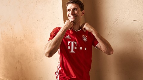MUELLER WEARS 20 21 FC BAYERN MUNICH HOME JERSEY