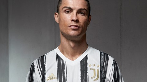 RONALDO WEARING JUVENTUS HOME SHIRT