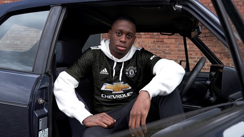 AWB WEARS MAN UNITED AWAY SHIRT (2)