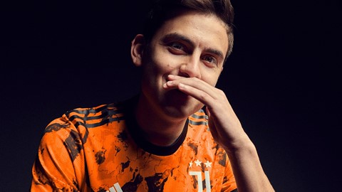 DYBALA WEARS JUVENTUS THIRD JERSEY_3