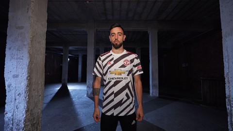 FERNANDES WEARS UNITED THIRD JERSEY