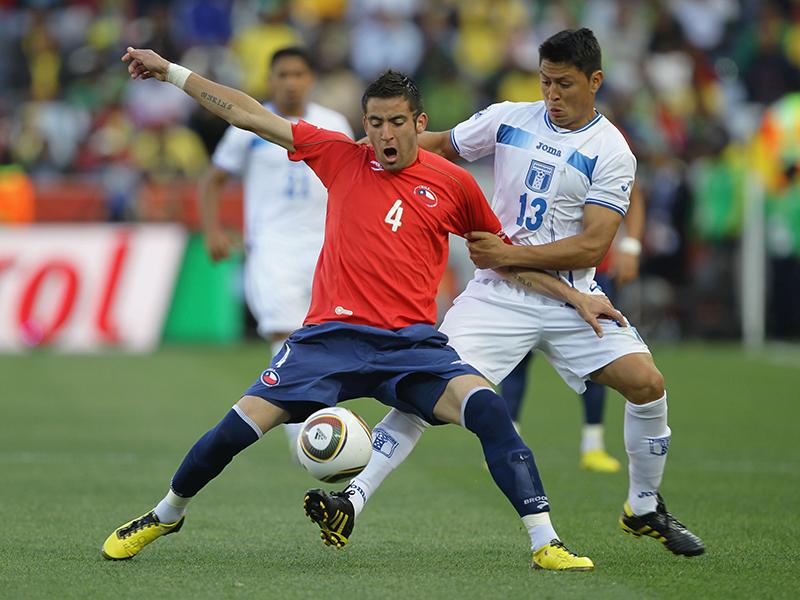 Нападение в футболе. Сборная Чили ЧМ 2010. Атака в футболе. Нападающий в футболе.