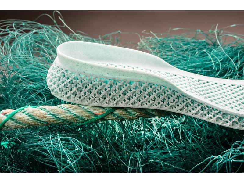 tenis feito com lixo do mar