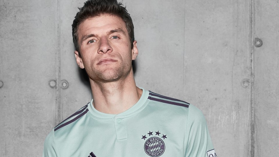 FCBFW18 AWAY SOCIAL MUELLER 03