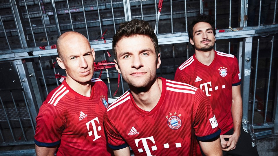 FCBFW18 HOME 5PLAYER 02