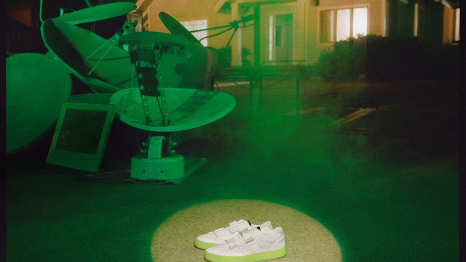 adidas Originals - Sleek FebLook - Off Foot