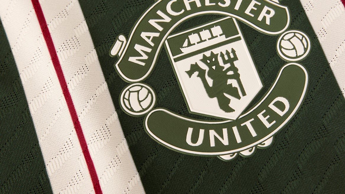 27365 mufc fw23 away product crest hr s1