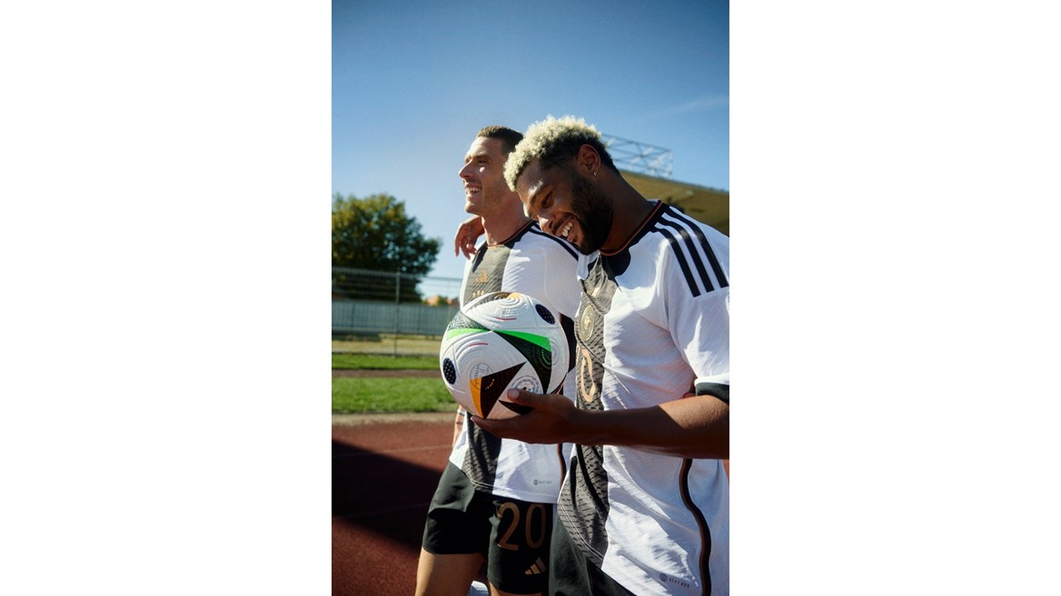 h23995 ss24 fb dfb omb on pitch jp group 1184151 hir 