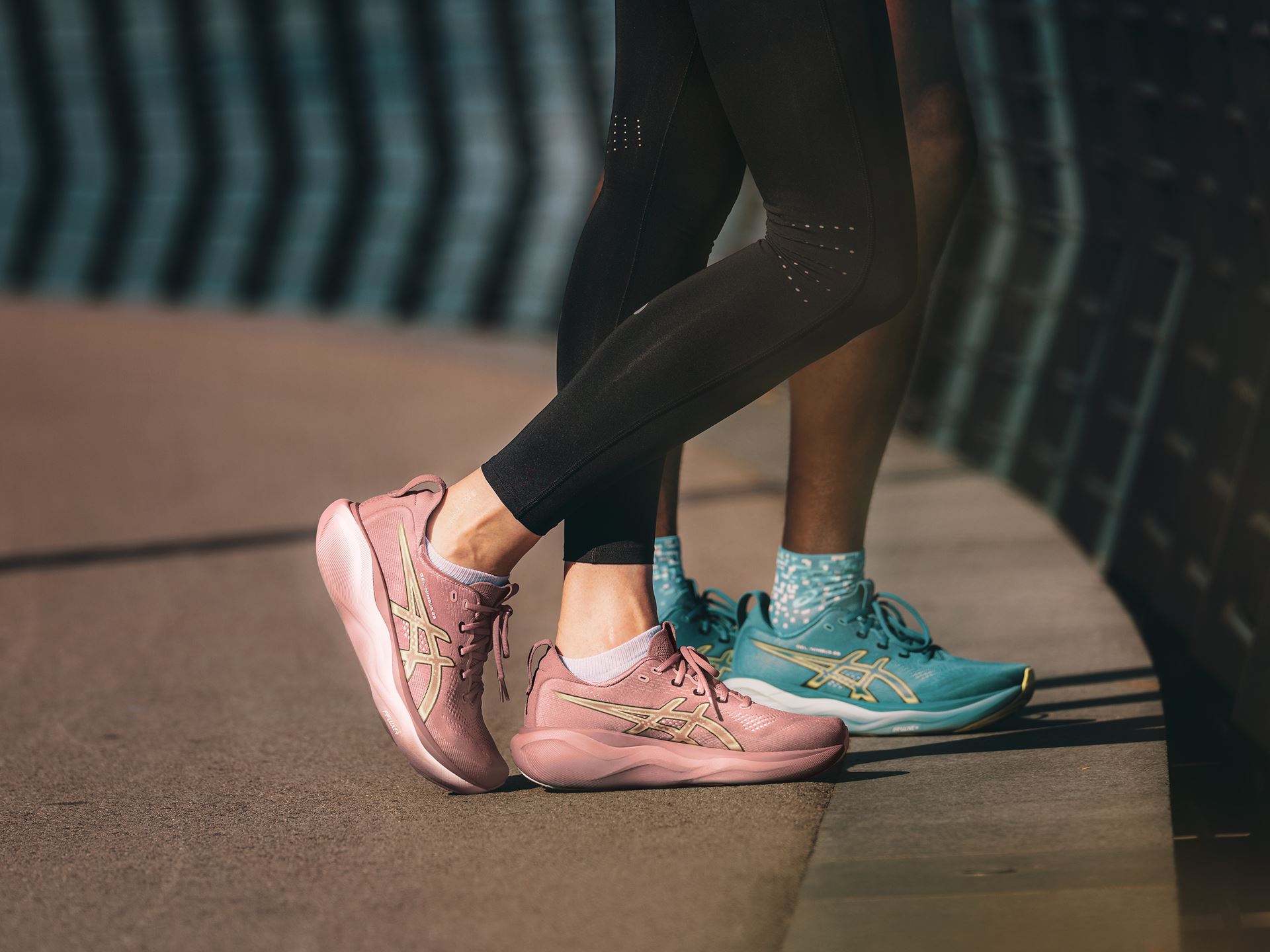 ss27 gel nimbus 29 highlight duo on foot static