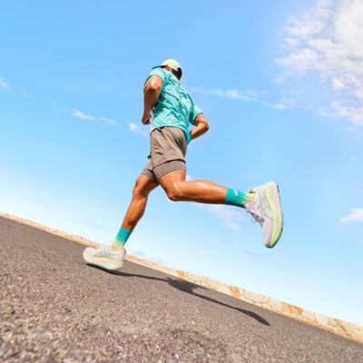 aw26 gel kayano 33 highlight m on foot action b 