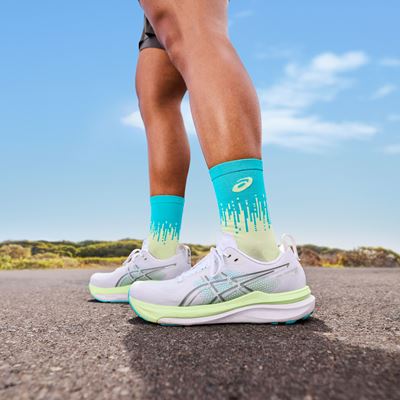 aw26 gel kayano 33 highlight m on foot static