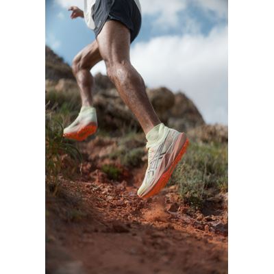 aw26 metafuji trail 2 highlight m on foot action b 