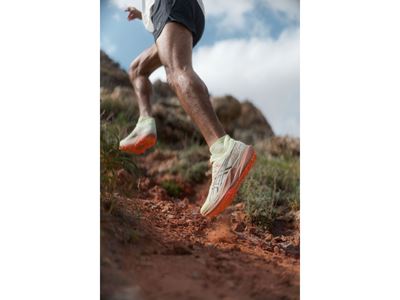 aw26 metafuji trail 2 highlight m on foot action b 