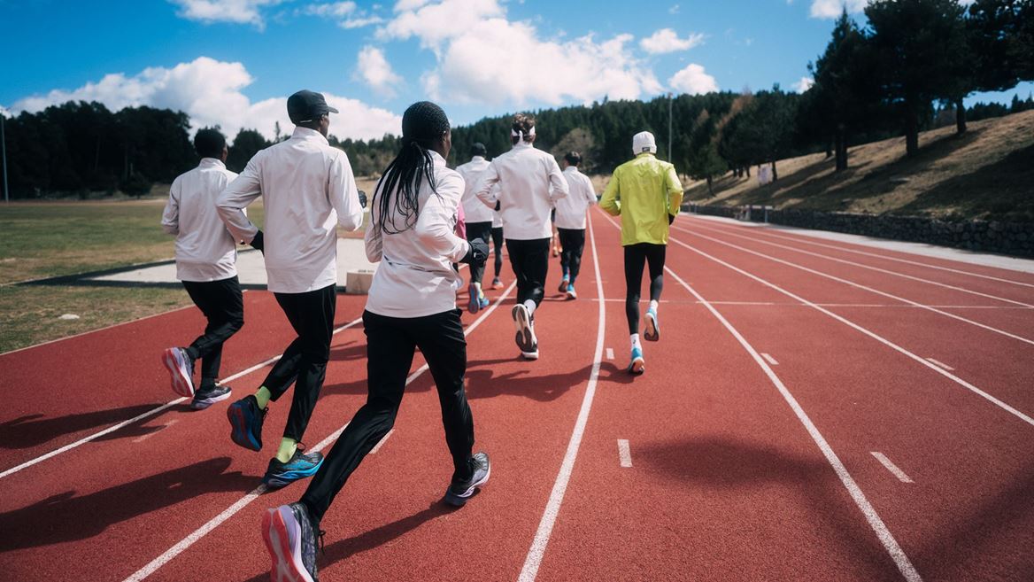 ASICS CHOJO FONT ROMEU GROUP TRACK TRAINING SESSION