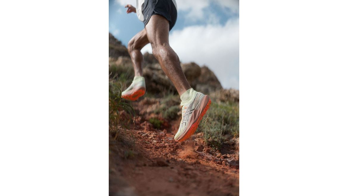 aw26 metafuji trail 2 highlight m on foot action b 