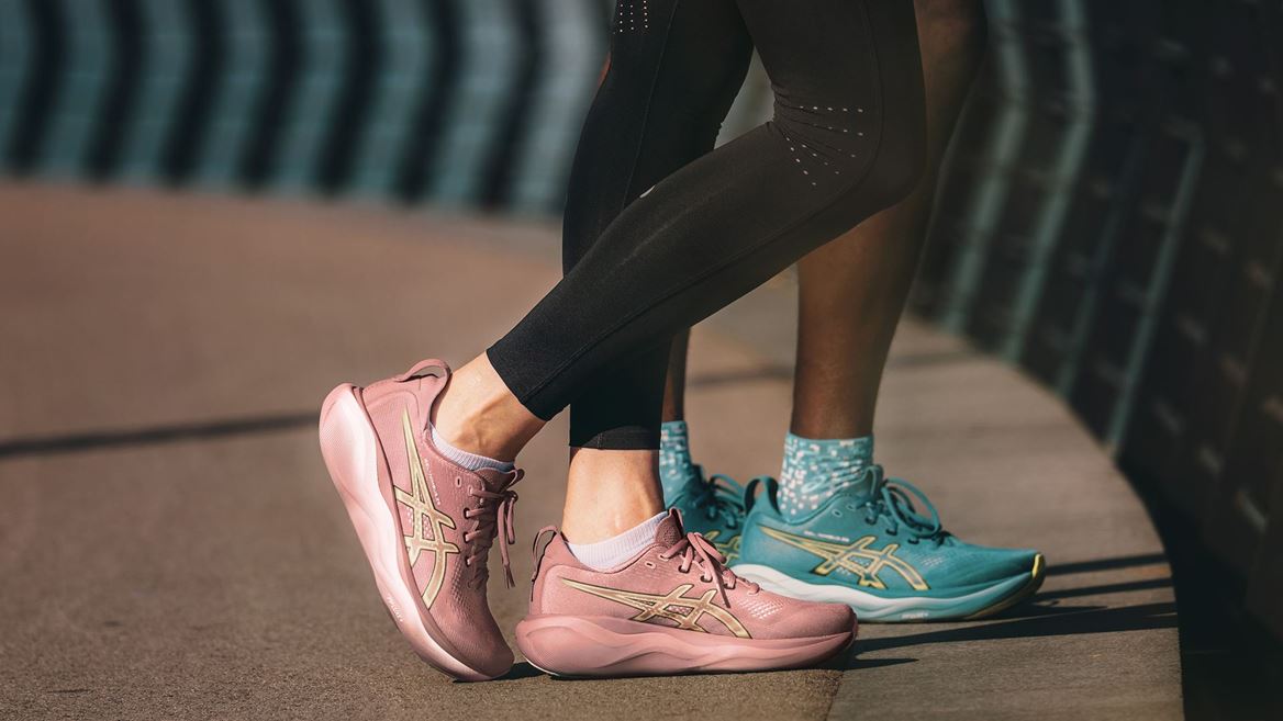 ss27 gel nimbus 29 highlight duo on foot static