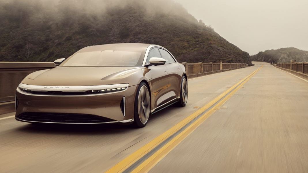 Lucid Motors/Apple store in Brickell Miami 👀👀 Neither party has denied  the partnership rumors, Lucid hired a top Apple Exec, Apple has openly  talked about entering the EV market, and their recent