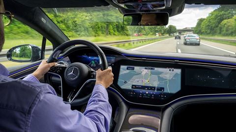 Mercedes Benz Rolls out new Automatic Lane Change Function Across European Markets