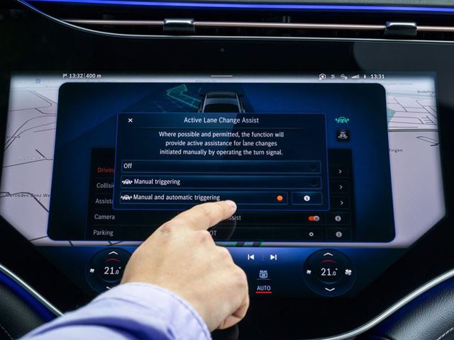 Mercedes Benz Rolls out new Automatic Lane Change Function Across European Markets