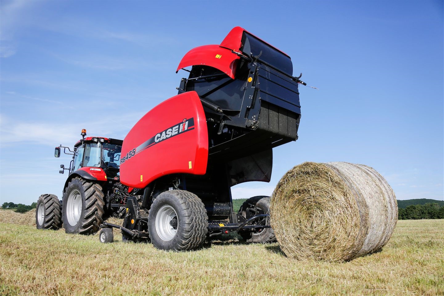 RB465 Variable Chamber Round Baler in hay