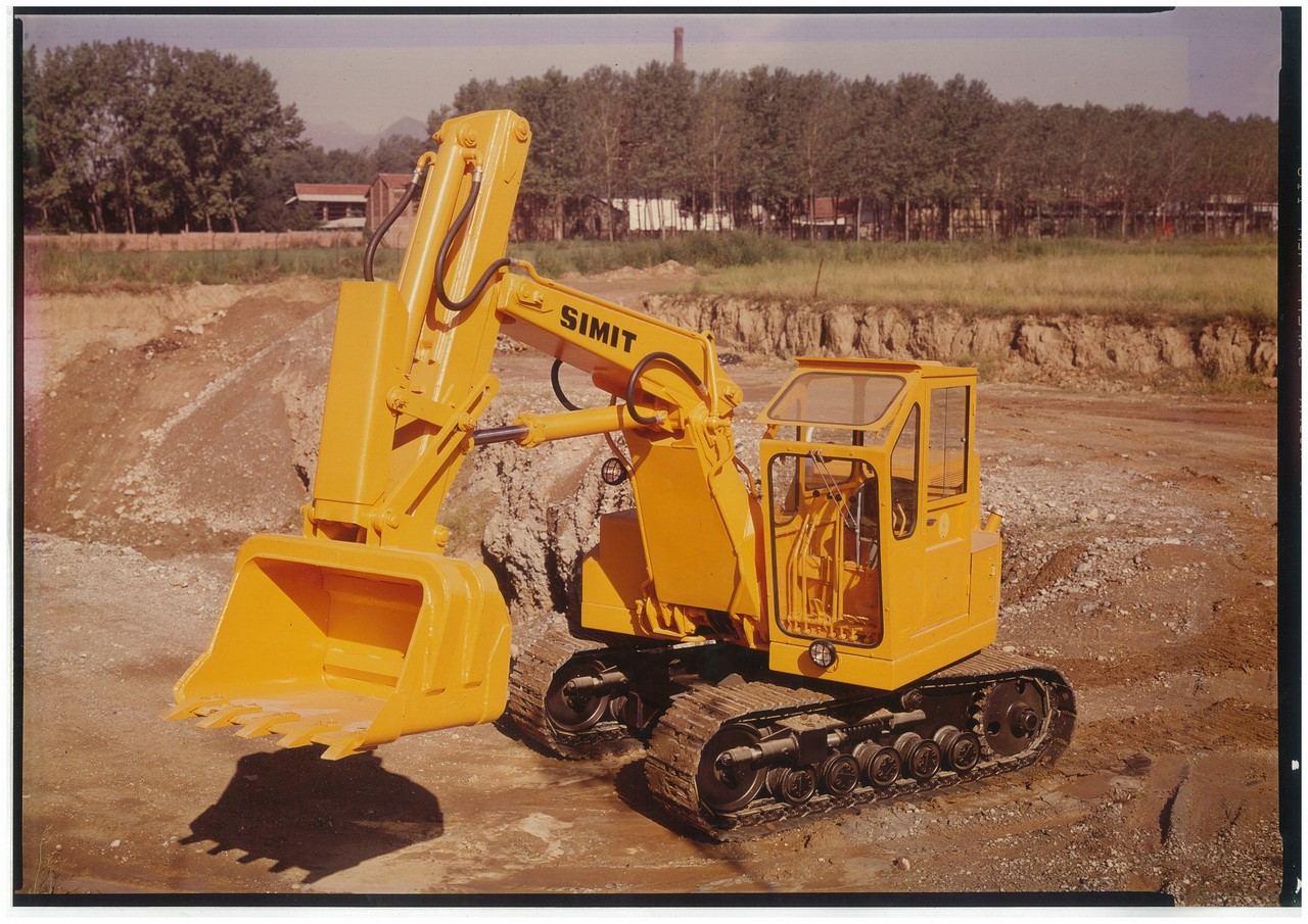 In 1947 Mario Bruneri produces the first hydraulic excavators and founds SIMIT, acquired by Fiat in 1970