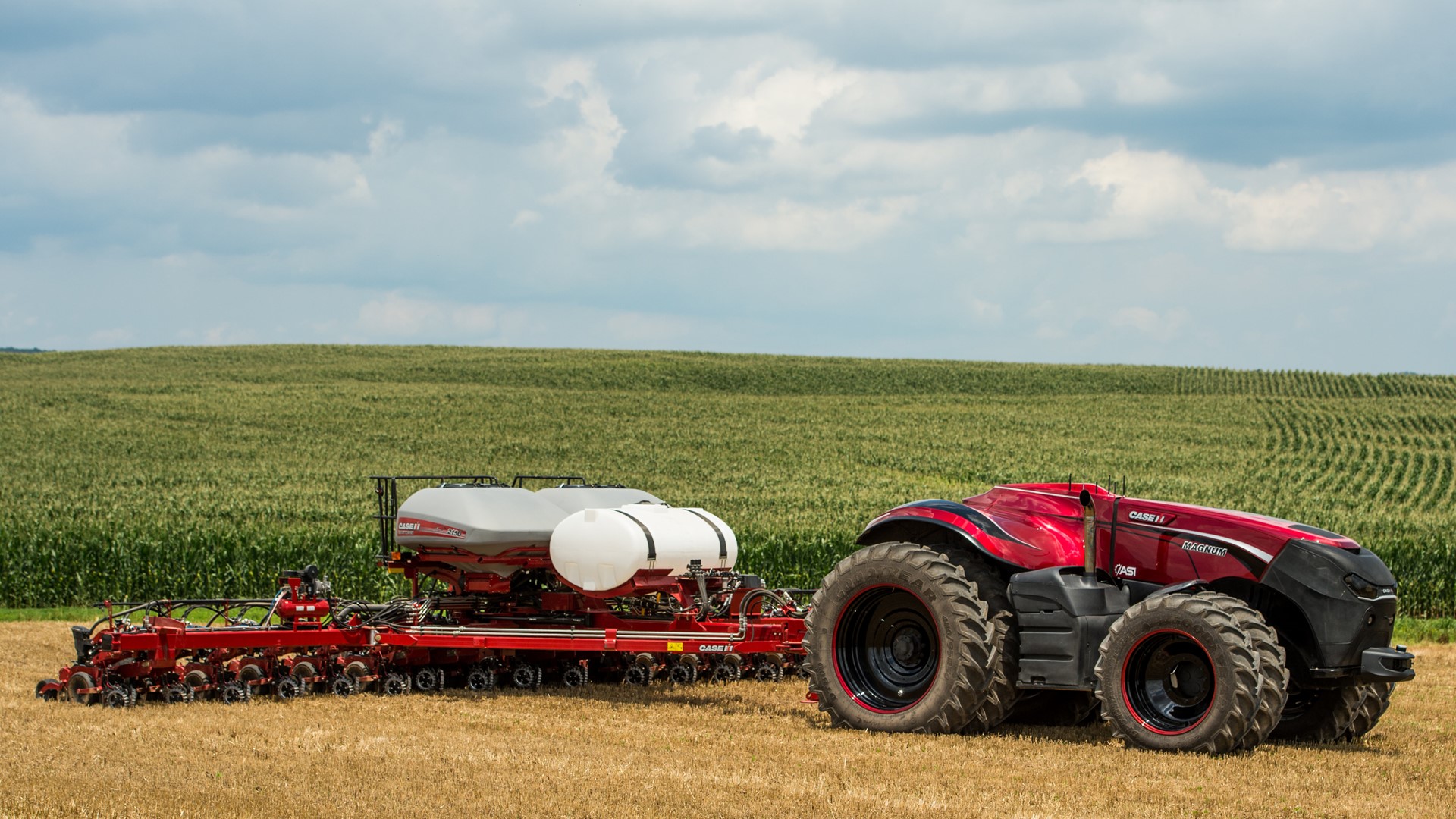 Case IH Magnum Autonomous Concept Tractor in the field with the Case IH Early Riser 2150 Planter